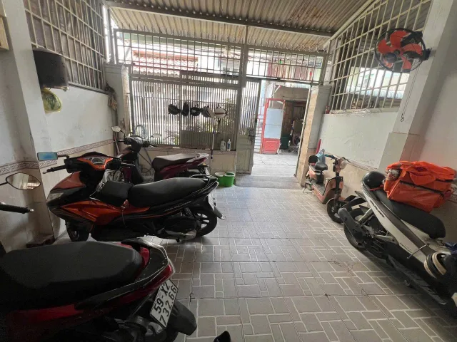 KẸT TIỀN BÁN NHÀ 1 TRỆT 2 LẦU, HẺM XE HƠI, GẦN CHỢ, THÔNG RA PHẠM VĂN ĐỒNG GIÁ 5,2 TỶ