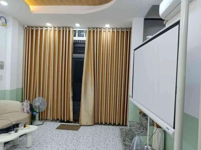 5,8 TỶ, NHÀ 4 TẦNG, 3 PN, CÓ SÂN THƯỢNG, SÁT MẶT TIỀN DƯƠNG BÁ TRẠC,NGANG 5,5M, SHR