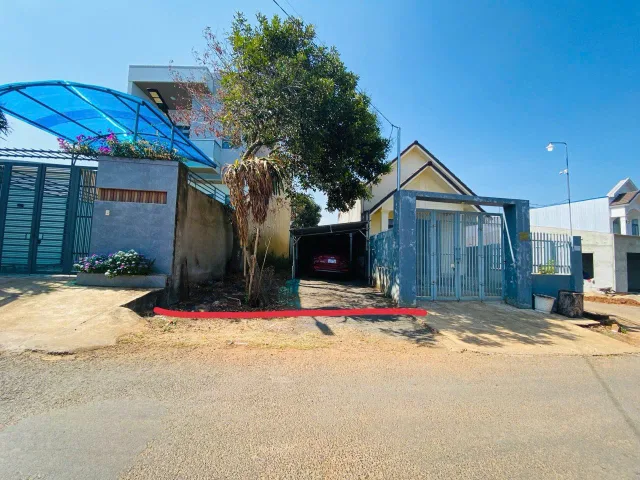 📍 Vị trí: Thôn 3, nay thuộc phường Buôn Ma Thuột
📐 Diện tích: 5,6m x 27m
🏡 Thổ cư: 60m²
💰 Giá bán: 2,7 tỷ