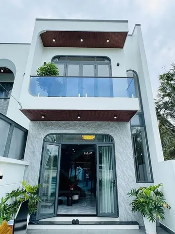 Nhà lầu sân vườn mới xây dựng mặt tiền Huyện Lộ 94, P10, Tp Mỹ Tho