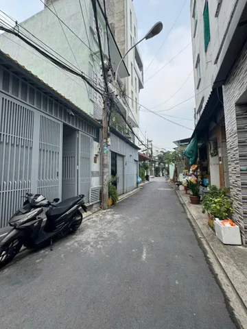 NHÀ NỞ HẬU NGAY TÂN SƠN NHÌ - HẺM NHỰA XE HƠI ĐỖ CỬA - CHỈ 5 TỶ NHỈNH