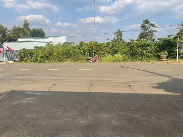 Nằm ngay đoạn giao Nguyễn Tri Phương với Phan Đình Phùng , đất đẹp vuông vức
