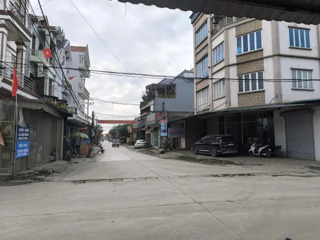 BÁN GẤP LÔ ĐẤT CHÂU NINH 200M MT 10.6M GIÁ 19.5TR/M2(HOT)