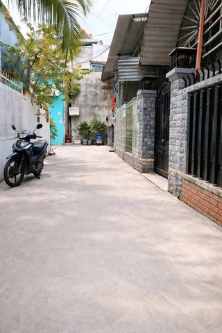 NHÀ - LONG THỚI - ĐẸP MỚI - 5,5M*20M -  XÂY DỰNG 1 LẦU - 4 PN - 2WC - ĐƯỜNG NGUYỄN VĂN TẠO - TP.HCM