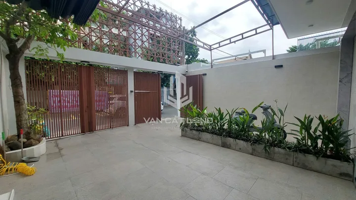 🔥 CHO THUÊ NHÀ MỚI ĐẸP MẶT TIỀN P.8 – 200M² – 1 TRỆT 1 LẦU – CÓ THANG MÁY, SÂN VƯỜN – GIÁ 20 TRIỆU/THÁNG 🔥