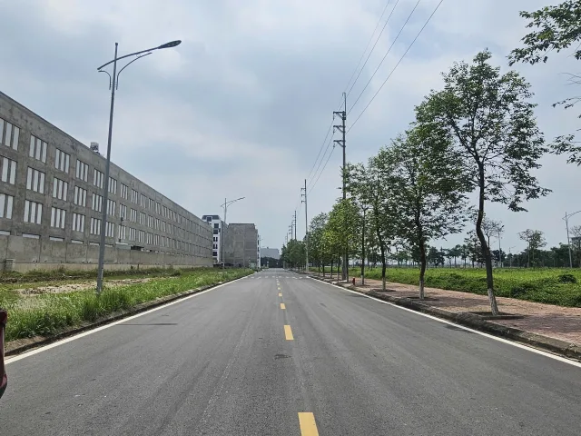 Bán đất làn 2 shophouse đường 286 dự án văn phú yên phong nhìn chung cư viglacera. Diện tích 75m mặt tiền 5m hướng đông nam. Xã tam đa tỉnh bắc ninh