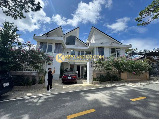 Villa - Hẻm ô tô lớn - 3 tầng - 8 phòng - Sổ riêng - đường Yên Thế, Phường 10, Đà Lạt