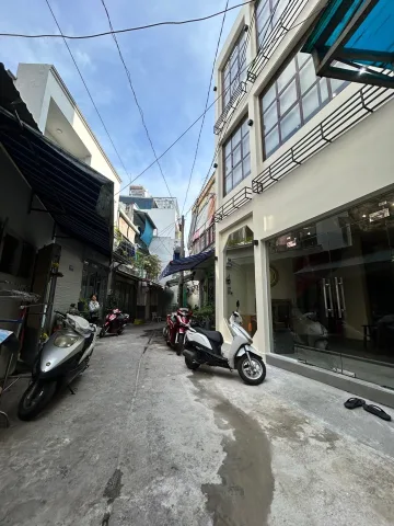 NGAY PHÚ THỌ HOÀ NHÀ MỚI FULL NỘI THẤT VÀO Ở NGAY
NHÀ NGANG 5,5M BỀ THẾ RỘNG RÃI