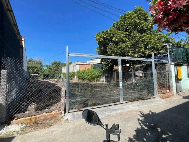 BÁN ĐẤT PHƯỜNG TÂY – TP. NHA TRANG 
Diện tích: 232,5m² (60m² đất ở đô thị + 172,5m² đất trồ ng cây lâu năm)
Vị trí: Khu vực Võ Cạnh Vĩnh Trung phường Tây, TP. Nha Trang