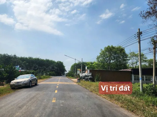 Chủ ngộp Bank cần ra lô đất sào hơn 1500m2, mặt tiền đường nhựa lớn 12m, kế bên có tiệm tạp hoá.