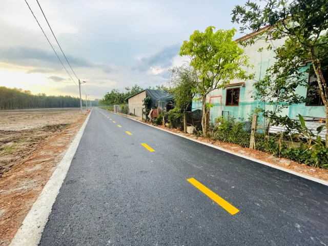Bán Đất diện tích 450m2, 200m thổ cư, giá chỉ hơn 500 triệu bao sổ pháp lý, đầy đủ các tiện ích. Mặt Tiền Đường Kinh Doanh, liên huyện, nằm ngay trung tâm