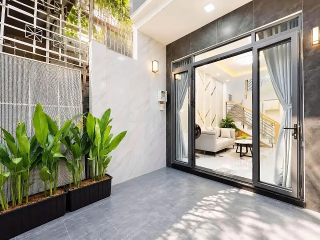 Nhà hoa hậu 28m2 đường Tân Thới Hiệp 15 gần bệnh viện Quận 12. Có 2PN 2WC, ban công, sân để xe, vườn nhỏ. Giá 1,3 tỷ (còn bớt)