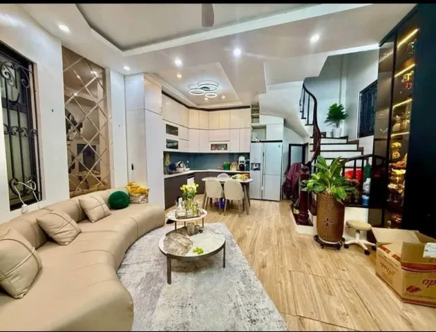 Bán căn nhà đẹp 5 tầng có 102 tại Việt Hưng, hàng xóm Riverside, tặng lại nội thất xịn xò, giá chỉ loanh quanh 8 tỷ.