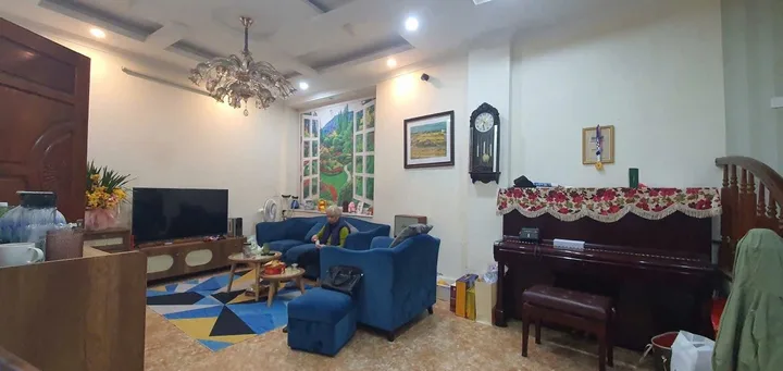 Cho thuê nhà ngõ 10 Đê la Thành Đống Đa 50M x 4T (4 ngủ) FULL ĐỒ giá 17 triệu