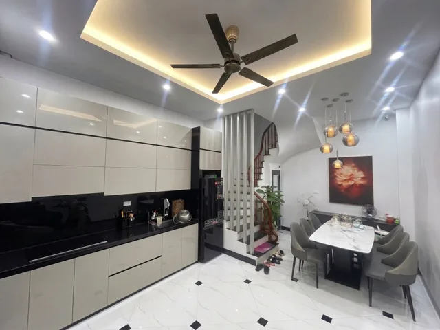 Bán nhà Trại Cá Trương Định Hai Bà Trưng – Giá 8.2 tỷ – DT 30m² x 5 tầng – MT 4.2m – Sổ nở hậu, Ngõ nông gần phố, Full nội thất xịn
