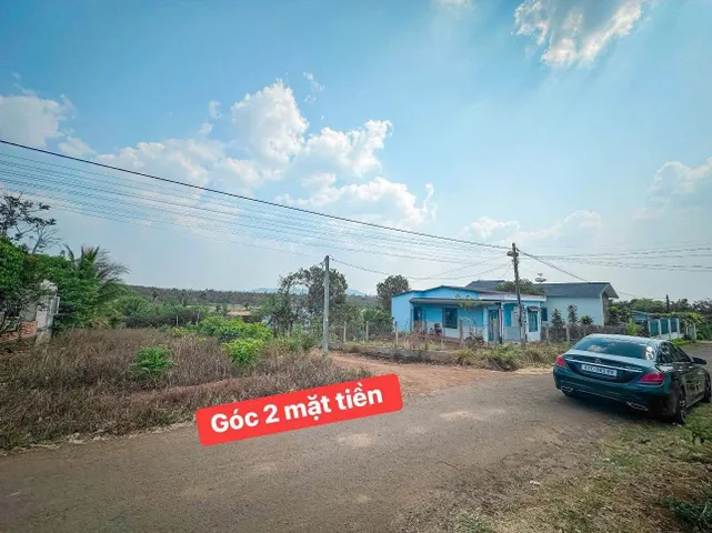 5m ngta bán 580 
6m e bán #599tr NHƯNG ... GÓC 2 MẶT TIỀN  ( dài gần gấp 2 ) sáng nhất khu - mặt tiền đường nhựa. 
DT 6x42  tc 60 sổ đang vay