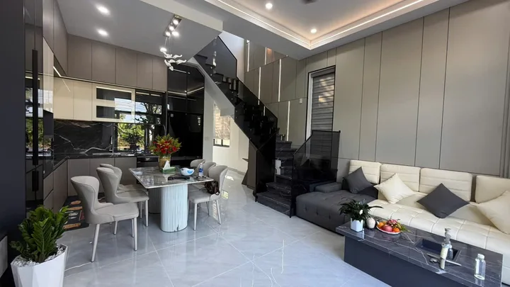 Nhà Đẹp, Mới xây  -  Căn Gíc, 2 Mặt đường