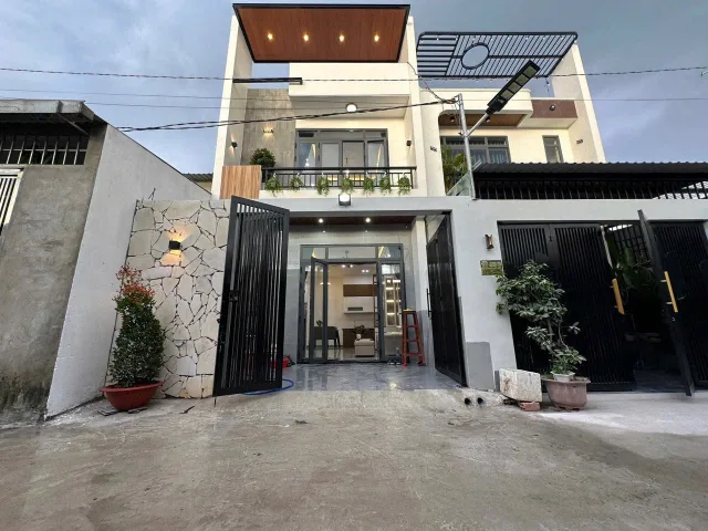 Nhà đẹp - Giá Thật 1 trệt 1 lầu 3 phòng ngủ giá 1 tỷ 9, sổ hồng riêng hoàn công