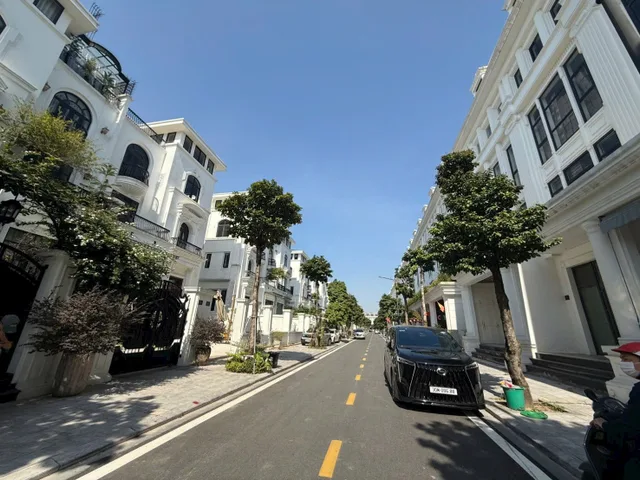 BÁN LIỀN KỀ  HƯỚNG TÂY ĐỐI DIỆN KHU BIỆT THỰ. HÀNG HIẾM GIÁ CỰC TỐT. LH 0961730068
