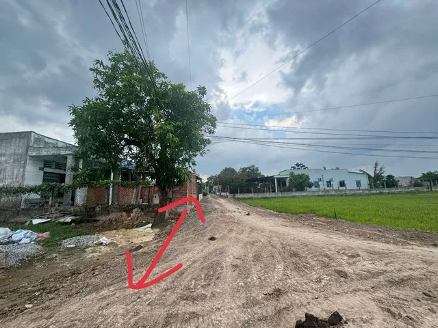 Bán Đất Đức Hòa Đông 
- DT: 5x22
Giá 980tr 
. Đag đổ bê tông , 1/ nhựa lớn nguyên văn dương vào