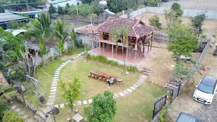 6,3 sào  đất bằng, nhà gỗ  có hồ điện nước đầy đủ