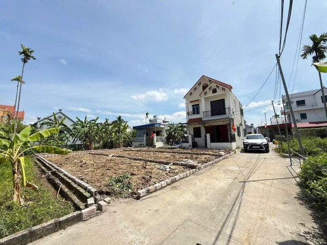 ✅52,7m tại TDP Lâu Trại - Hoa Động - P. Thuỷ Nguyên -Hải Phòng.l/h:076.231.9990 em Thuý

🛑DT : 52,7m2 
🛑Hướng đông nam 

👉Ngõ trước đất rộng 2,5m
👉Vuông vắn không 1 lỗi lầm nhỏ 
👉Xung quanh dân cư đông đúc , văn minh 
👉Tiện ích xung quanh đầy đủ