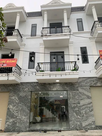 Bán nhà 3 tầng ngay chợ đêm Tân Uyên