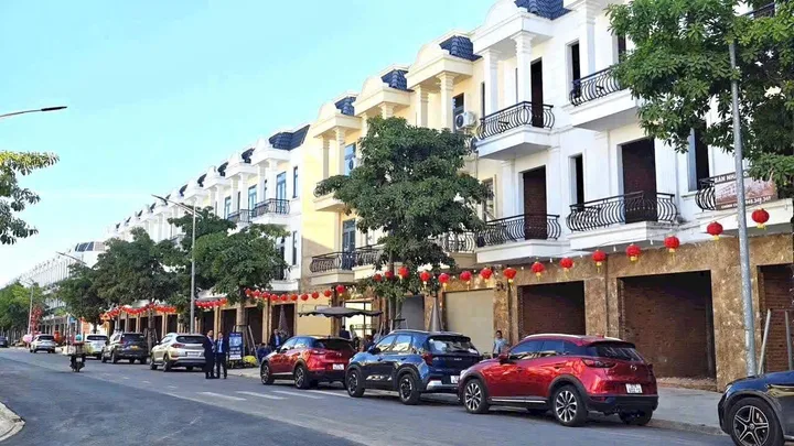 Nhà Phố TP.HCM Giá Chỉ Nganh Căn Hộ Chung Cư Vùng Ven ???