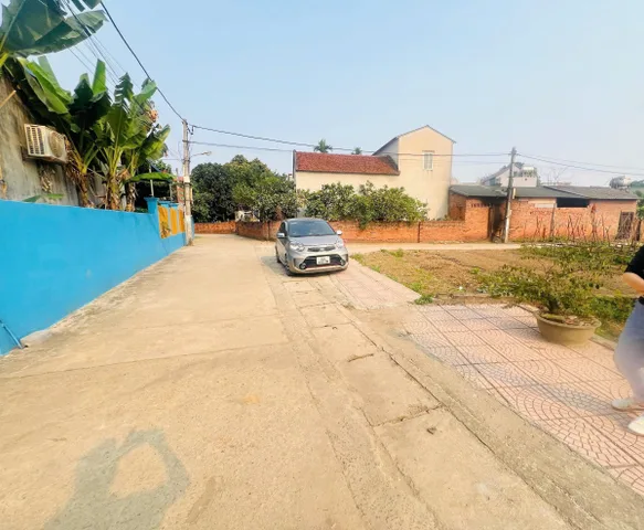 Bán lô 132m tại thôn 5 Phú Cát

- vị trí đối diện nhà máy in tiền quốc gia

- Đường trước đất rộng oto tránh nhau thoả mái 

- Qh an toàn nằm gần các trườnh Đại học 

- xung quanh dân ở khá đông đúc hiện hữu 

- di chuyển 1 p là ra tới ĐL Thăng 
