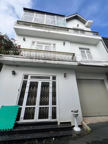 Căn nhà đẹp 3 tầng ngang 9m, gần ngã 5 đại học khu dân cư đông đúc tt toàn biệt thự villa sang