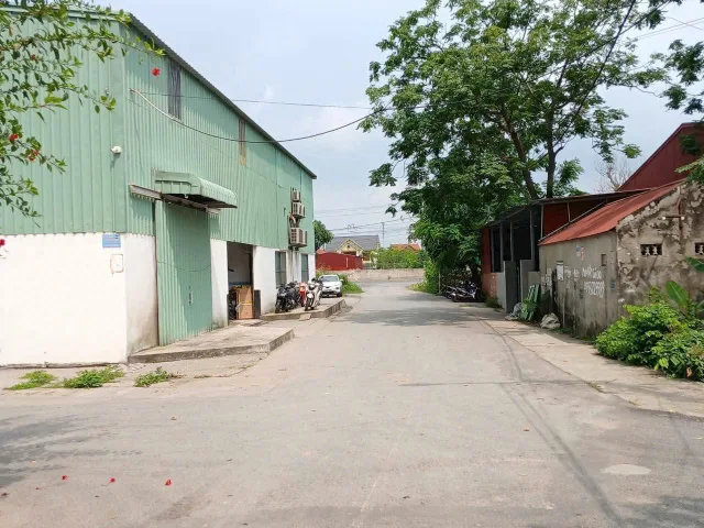 Chính chủ gửi bán lô đất “hoa hậu” tại Đông Sơn
L/h;076.231.9990 em Thuý
 • Vị trí siêu đẹp: cách Quốc lộ 10 chỉ 20m
 • Đường rộng 2 ô tô tránh nhau, thẳng, không cua quành
 • Diện tích 58m² (tặng thêm ~20m lưu không trước mặt sử dụng thoải mái)
 • L