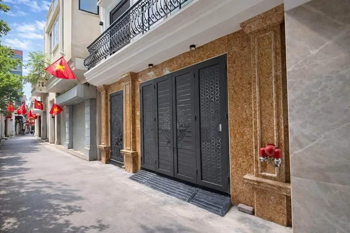 Bán nhà phố kim mã cách phố 70m 5 tầng 1 tum mặt tiền 4.3m 50m² 13.2 tỷ (thương lượng)