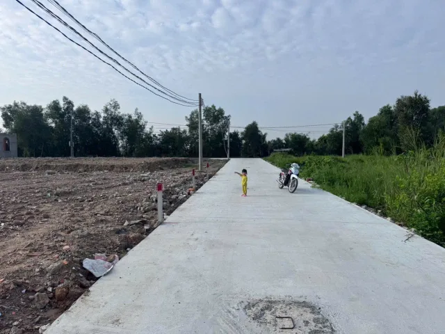 Chủ hạ 50tr bán 4lô thổ cư tân bửu bến lức long an 
Mặt tiền bê tông cách lộ nhựa thanh phú tân bửu 30m