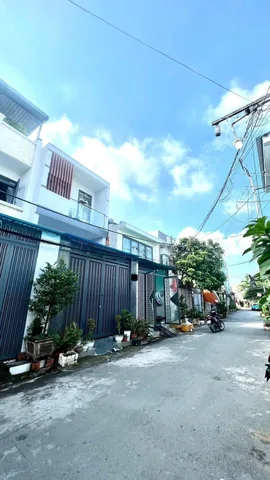 Nhà nằm ngây mặt tiền đường mã lò