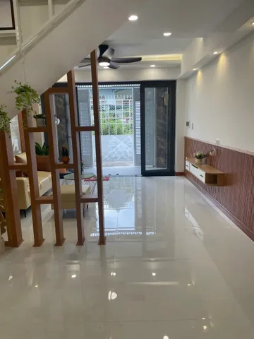 Chủ cần bán 
- Nhà đường 49, Hiệp Bình Chánh, Thủ Đức
- DTCN: 59m2 (4x14,6)
- DTSD: ~175m2 
- Kết cấu: 2 tầng BTCT
- Gồm 3PN, 2WC, 1 PK, ban công, sân trước để xe, phòng thờ, bếp, sân thượng rộng rãi
👉 Có phòng ngủ tầng trệt.
- Nhà mới 99%, thiết k