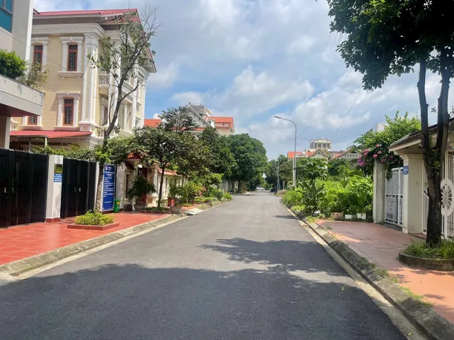 Bán đất biệt thự KĐT đại hoàng long dãy OBT11 mặt đường nguyễn đình chiểu. Diện tích 315m mặt tiền 15m hướng đông bắc. Phường võ cường tỉnh bắc ninh