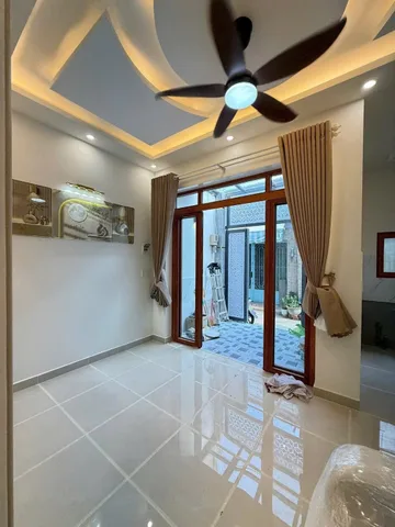 🏠 Bán nhà mới hẻm 77/ đường 46 f. hiệp bình ….đối diện gigamall 
Dt: ngang 5 dài 10 👉 Kết cấu : 2 Pn rộng , giếng trời + sân phơi , 1 toilet , Pk + bếp rộng rãi ….sân cổng kiên cố ( để 2-3 xe thoải mái ) 
Nhà có sẵn một số nội thất cơ bản : sofa , bàn ă