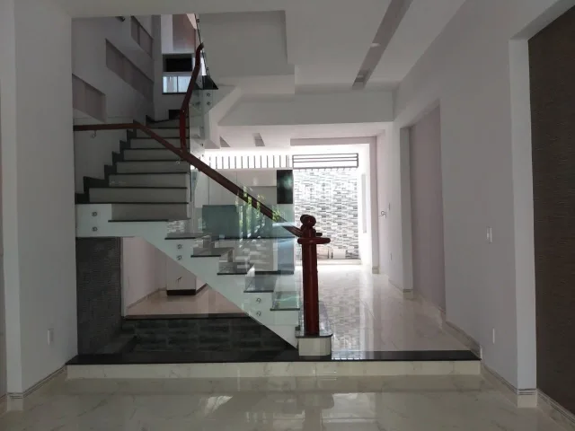 Hẻm 8m Nguyễn Duy Trinh, Bình Trưng Đông, Quận 2 – sát bên cầu Xây Dựng, ngay ranh giới Quận 2 & Phú Hữu – Quận 9.