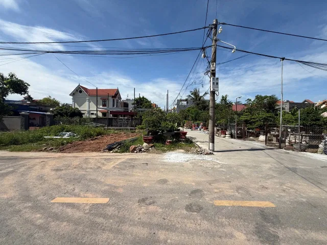 ✅52m2 Tân Dương - Mặt Đường Trải Nhựa rộng 7,5m.l/h:076.231.9990 em Thuý
Lô góc 2 mặt tiền 
Cách đường Máng Nước chỉ 100m
Cạnh Hoàng Huy Newicty và Đại Lộ Đỗ Mười 

❌Giá : 3,2xx tỷ