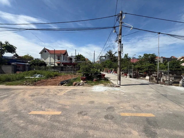 ✅52m2 Tân Dương - Mặt Đường Trải Nhựa rộng 7,5m.l/h:076.231.9990 em Thuý
Lô góc 2 mặt tiền 
Cách đường Máng Nước chỉ 100m
Cạnh Hoàng Huy Newicty và Đại Lộ Đỗ Mười 

❌Giá : 3,2xx tỷ