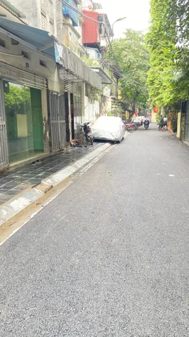 Tập Thể Quân Đội. Taàng 1 ô tô đỗ cửa