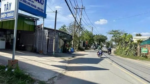 Gấp lắm mới bán mảnh đất này- gia đình mua cho sau này cất nhà ở. Giờ đây sang lại lấy tiền kinh doanh. Bán lỗ 200TRIỆU bao giấy tờ