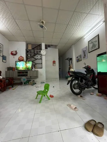 BÁN NHÀ NGUYỄN THÁI HỌC DĨ AN - ĐỐI DIỆN TRỤ SỞ CƠ QUAN, THOÁNG TRƯỚC THOÁNG SAU