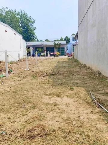 Chủ Ngộp cần ra nhanh 225m2 có 100m2 thổ cư đường nhựa 15m gần ngay chợ trường