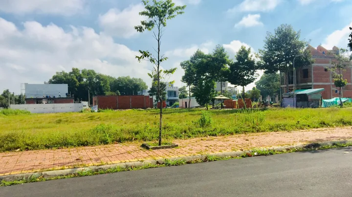LÔ 450M2 ĐẤT SỔ HỒNG- MẶT TIỀN NHỰA NGAY CHỢ KCN, TIỆN XÂY TRỌ GIÁ 545TR/NỀN