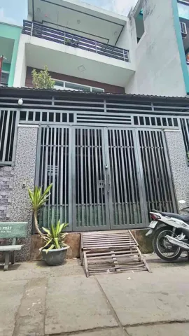 - Sân trước để xe máy 5-7 chiếc. Xe tải đổ cửa .Sân thượng to bự chill chill trà chiều.