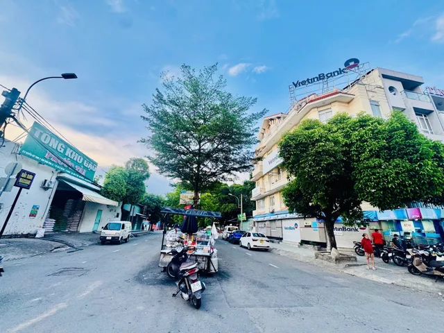NGAY CÔNG VIÊN LÀNG HOA - GÒ VẤP - CHDV 6 TẦNG- 350m2 - TN 300TR/TH - THANG MÁY