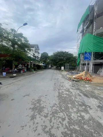 Bán căn góc 2 mặt tiền đường thông KDC Làng Đại Học khu C  , DT:8x25 ,2lầuGiá : 23 tỷ