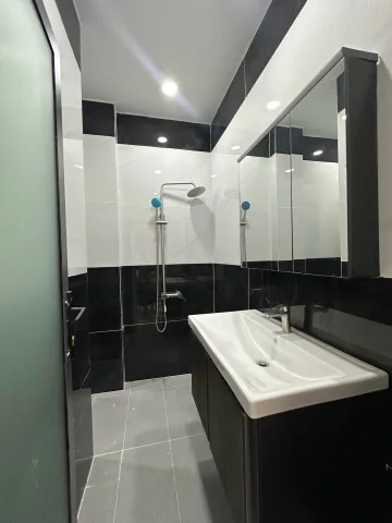 NGAY LÊ VĂN QUỚI GIÁP TÂN PHÚ CÓ THANG MÁY HẺM XE TẢI