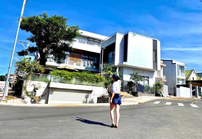 CẦN BÁN căn VILLA SIÊU ĐẸP 20 TỶ ngay trung tâm Đường Nguyễn Trung Trực, Phường 2, TP Bảo Lộc. Lô góc 2 mặt tiền đường siêu đẹp